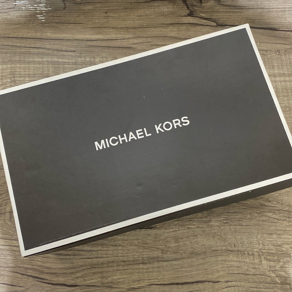 Michael Kors sneakers brand logo - Picture 2 of 12